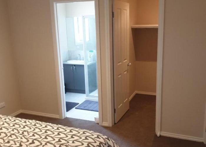 Ensuite room with Private Bath toilet CBD Airport