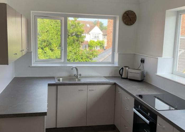 Large 2-bedroom maisonette with free parking