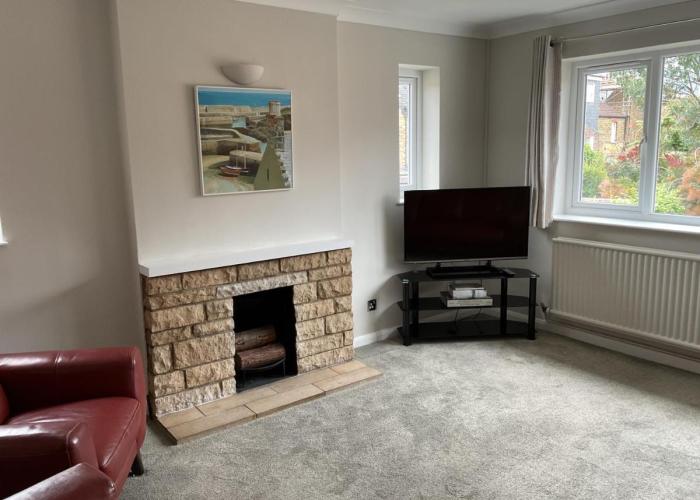 Large 2-bedroom maisonette with free parking