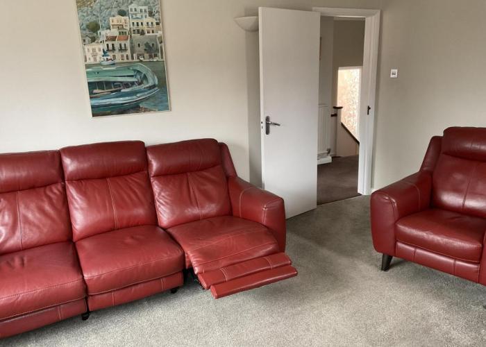 Large 2-bedroom maisonette with free parking
