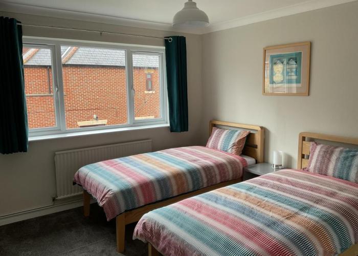 Large 2-bedroom maisonette with free parking