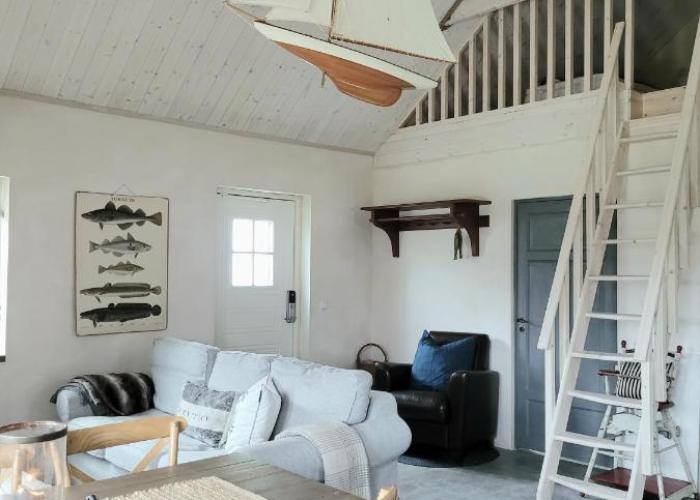 Litet hus i mysig by nära havet