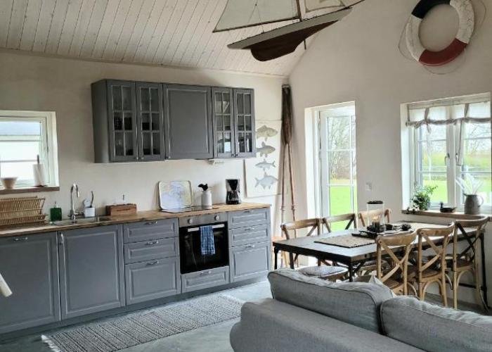 Litet hus i mysig by nära havet