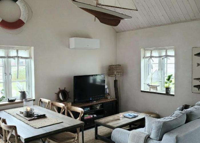 Litet hus i mysig by nära havet