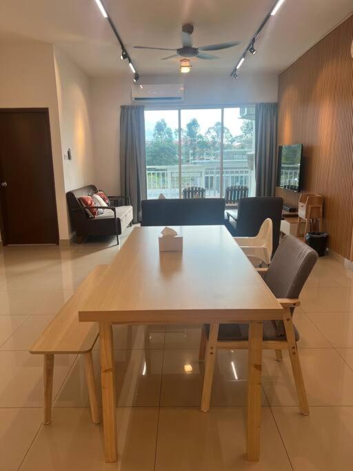 Muji Wi-Fi Aircond HomeStay
