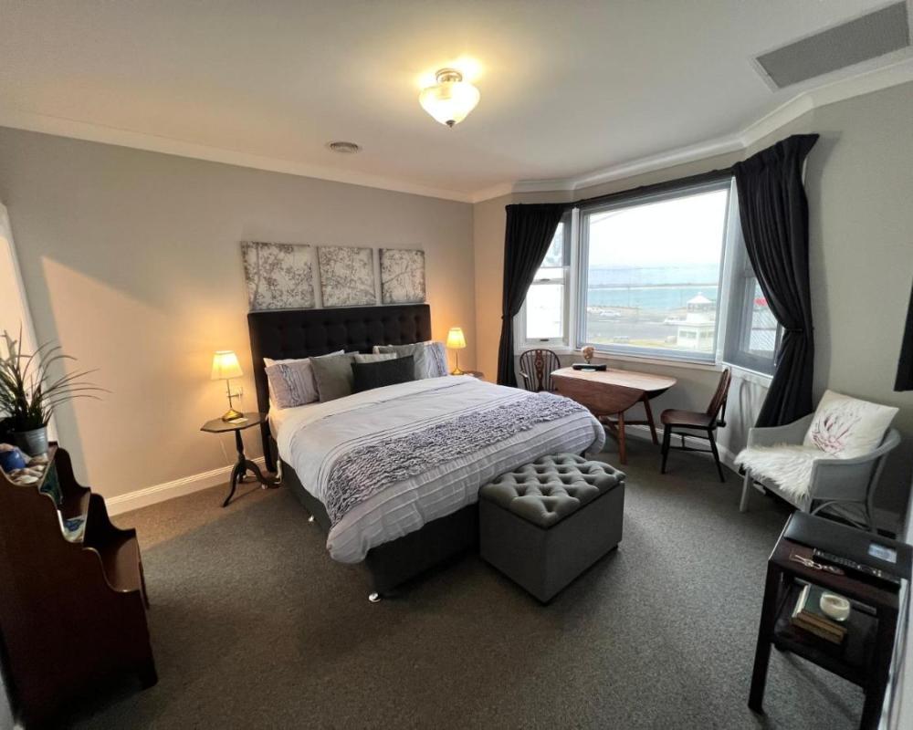 Number 10 -King bed with breakfast