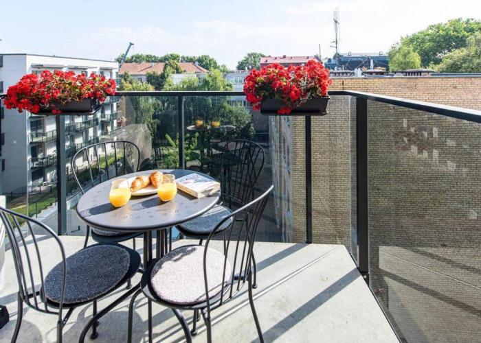 1bdr Apt w/Balcony, free Pkg