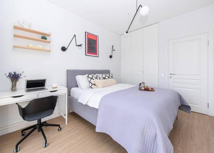 1bdr Apt w/Balcony, free Pkg