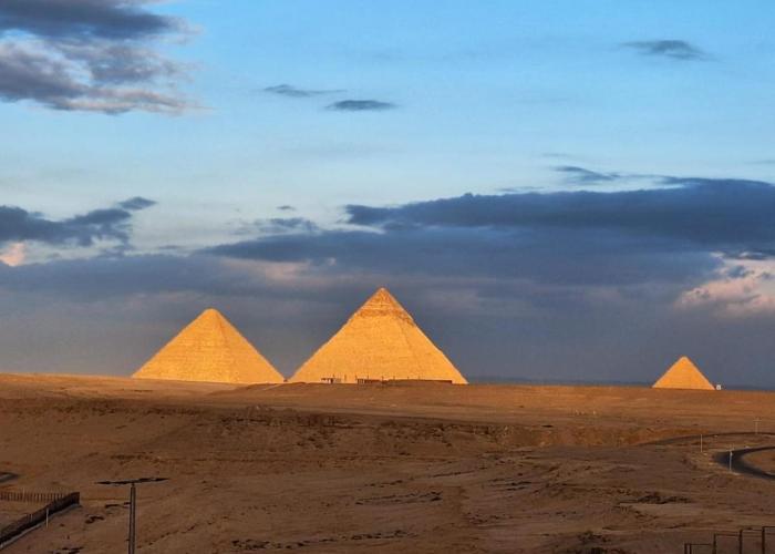 Atlantis Pyramids Inn New