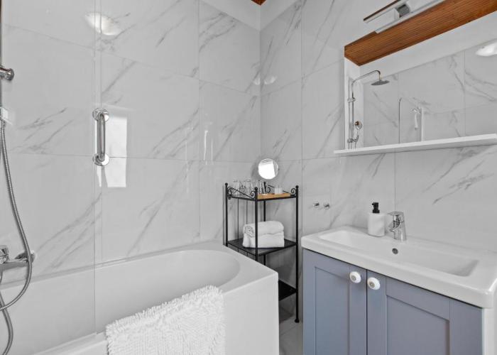 White Imperial Apartment