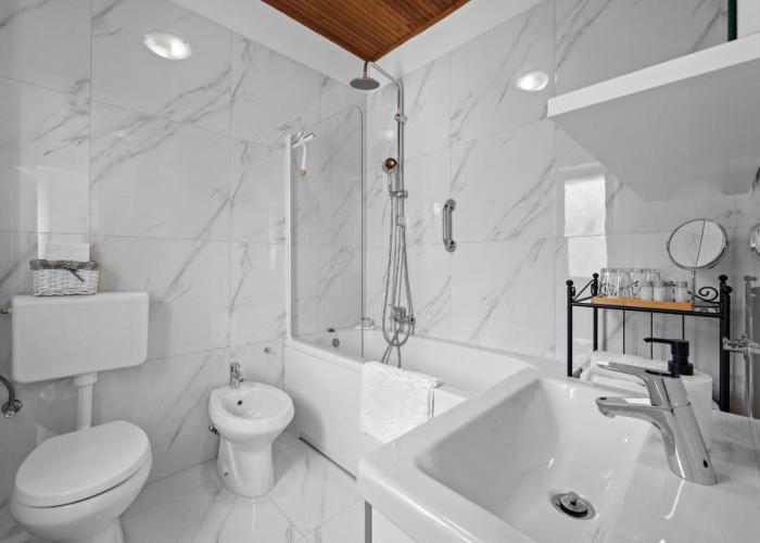 White Imperial Apartment