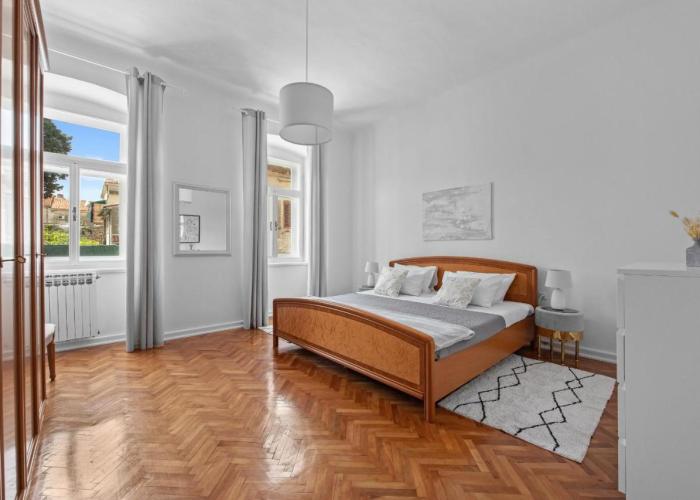 White Imperial Apartment