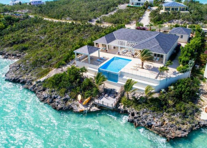 Crystal Blue Water Front Home with Pool