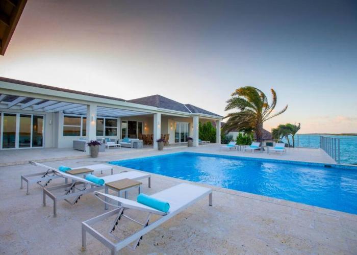 Crystal Blue Water Front Home with Pool
