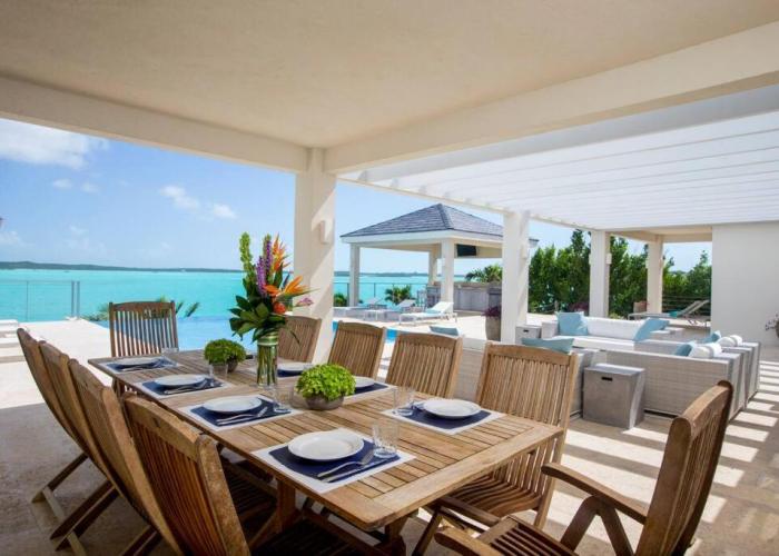 Crystal Blue Water Front Home with Pool