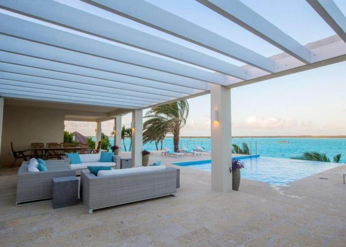 Crystal Blue Water Front Home with Pool
