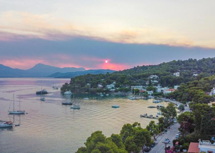 Seaview Apartment - Poros Relaxing Beachfront Flat