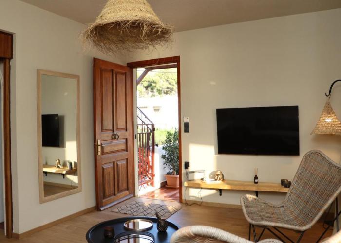 Seaview Apartment - Poros Relaxing Beachfront Flat