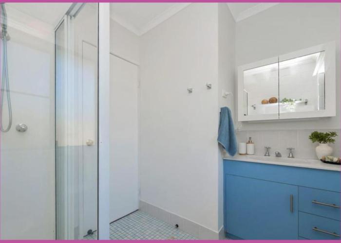 Walk to Strand Sleeps*4 2 Bedroom 1.5 Bath Central Location