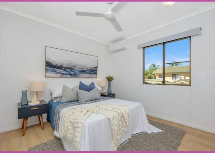 Walk to Strand Sleeps*4 2 Bedroom 1.5 Bath Central Location