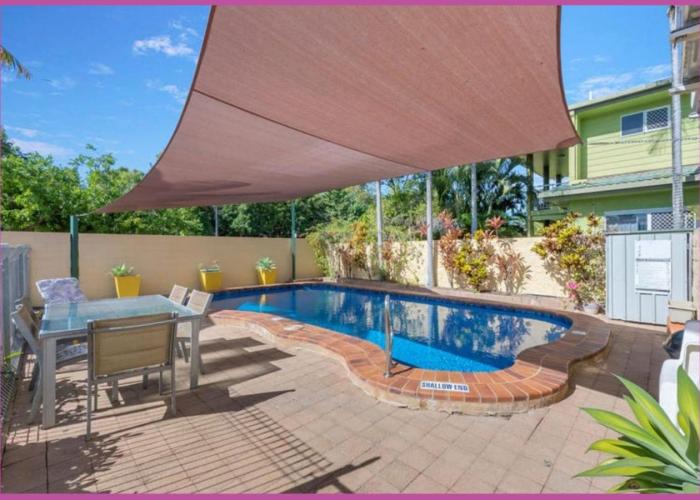 Walk to Strand Sleeps*4 2 Bedroom 1.5 Bath Central Location