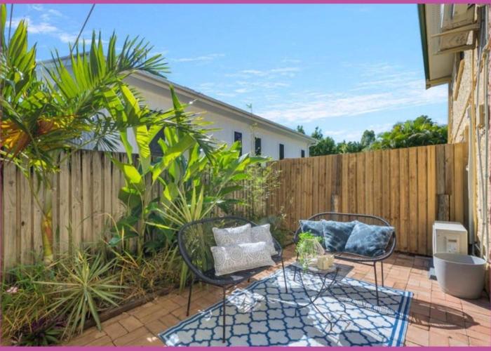 Walk to Strand Sleeps*4 2 Bedroom 1.5 Bath Central Location