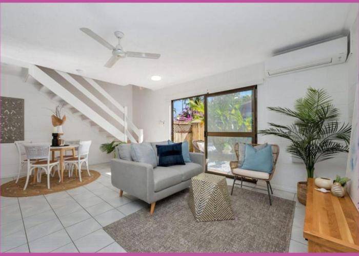Walk to Strand Sleeps*4 2 Bedroom 1.5 Bath Central Location