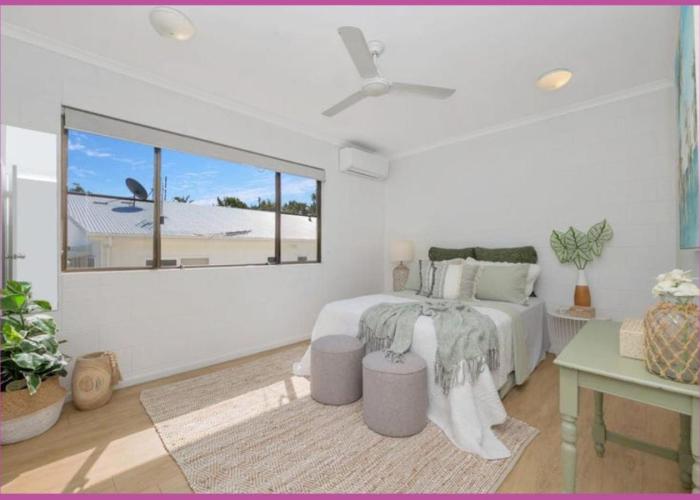 Walk to Strand Sleeps*4 2 Bedroom 1.5 Bath Central Location
