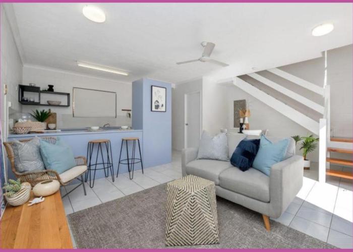 Walk to Strand Sleeps*4 2 Bedroom 1.5 Bath Central Location