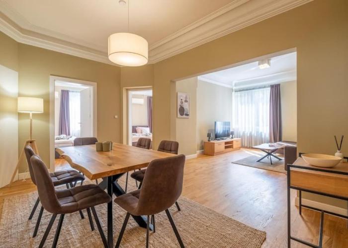 Stunning Luxury 3 Bedroom Apt in the Heart of Town