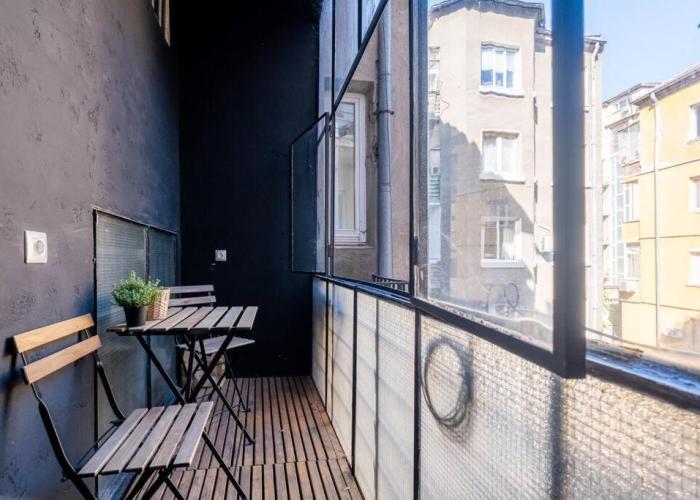 Stunning Luxury 3 Bedroom Apt in the Heart of Town
