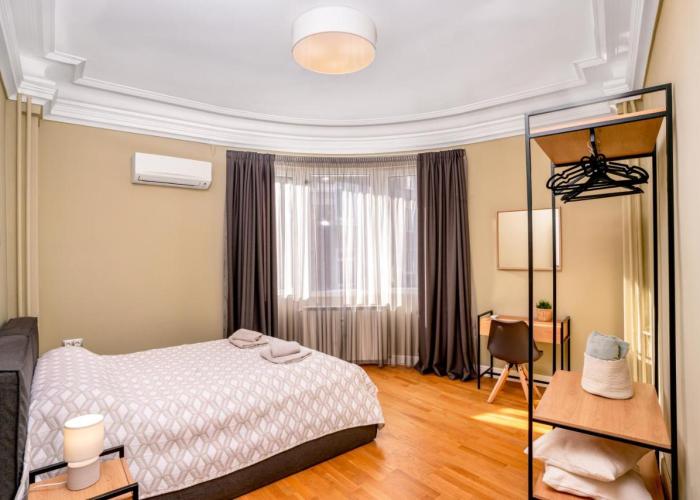 Stunning Luxury 3 Bedroom Apt in the Heart of Town