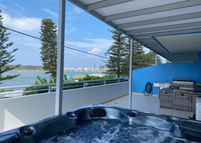 Lakeview luxury apartment