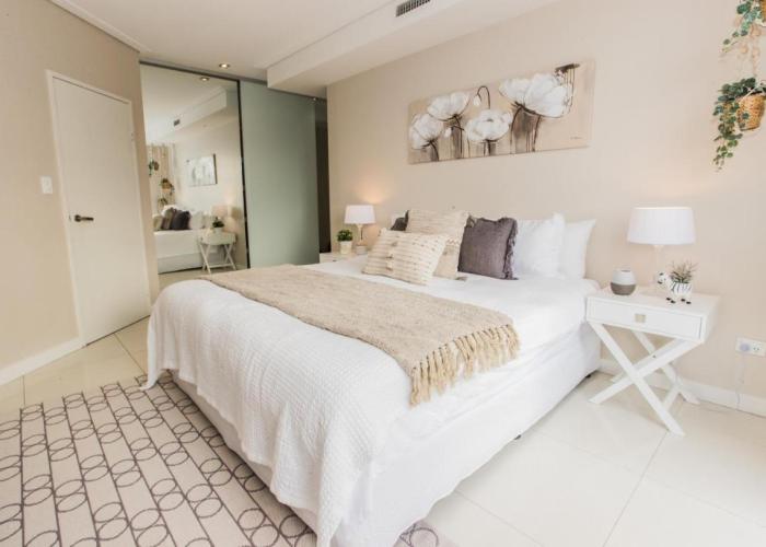 Lakeview luxury apartment