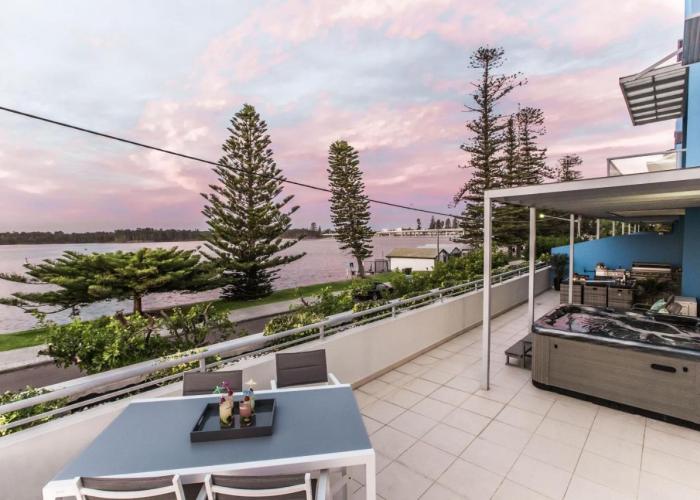 Lakeview luxury apartment