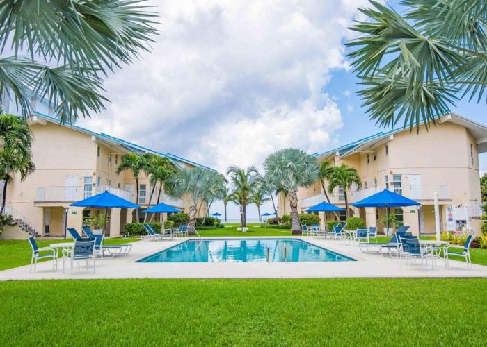 Enjoy Sunsets at Fully Equipped Condo at the Beach