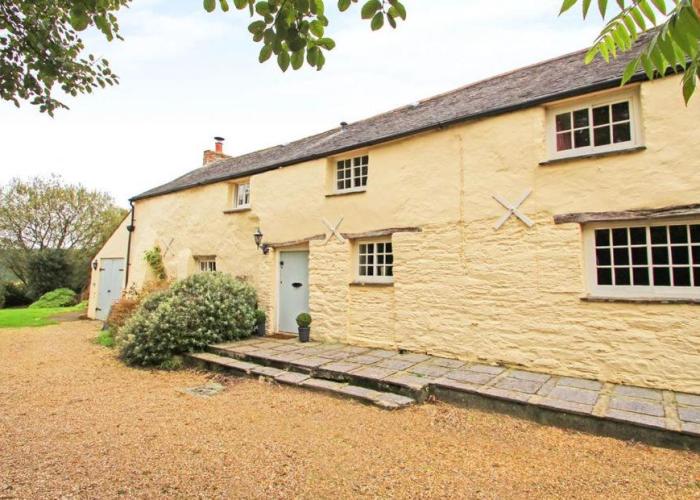 Meadowside Cottage, Characterful Grade 2 Listed Cottage near to Wadebridge and Padstow