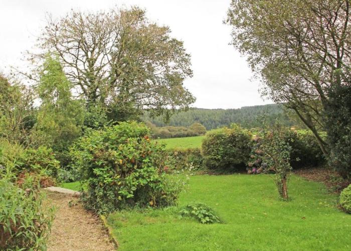 Meadowside Cottage, Characterful Grade 2 Listed Cottage near to Wadebridge and Padstow
