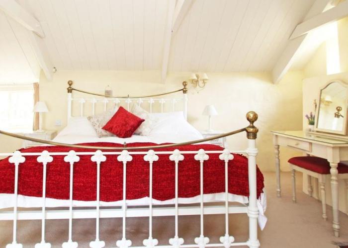 Meadowside Cottage, Characterful Grade 2 Listed Cottage near to Wadebridge and Padstow