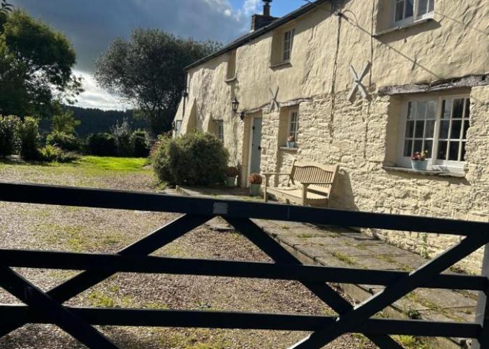 Meadowside Cottage, Characterful Grade 2 Listed Cottage near to Wadebridge and Padstow