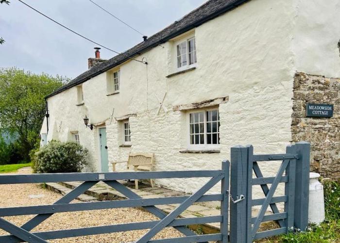 Meadowside Cottage, Characterful Grade 2 Listed Cottage near to Wadebridge and Padstow
