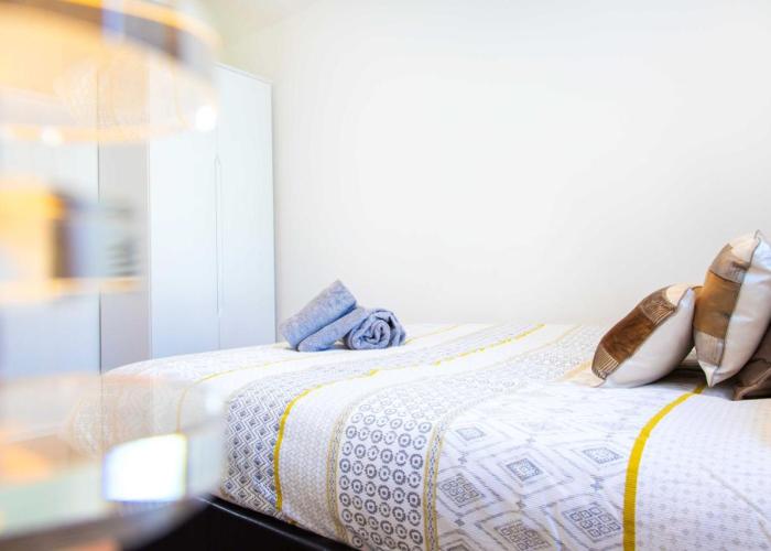 Executive 2 Bed Apartment with Free Parking by Amazing Spaces Relocations Ltd