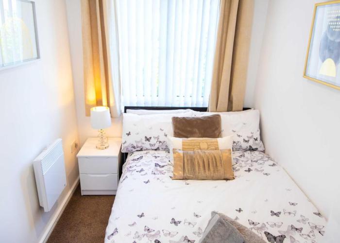 Executive 2 Bed Apartment with Free Parking by Amazing Spaces Relocations Ltd