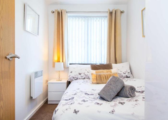 Executive 2 Bed Apartment with Free Parking by Amazing Spaces Relocations Ltd