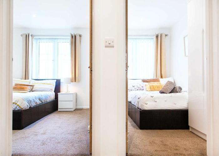 Executive 2 Bed Apartment with Free Parking by Amazing Spaces Relocations Ltd