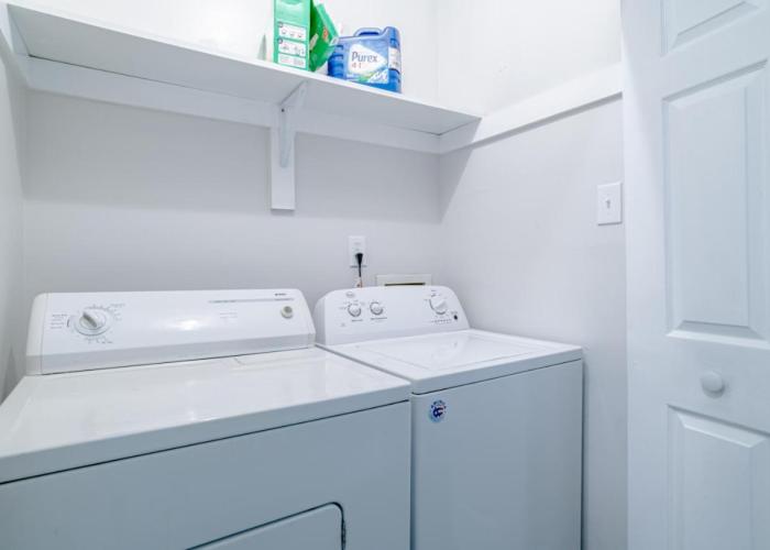 Newly Renovated Downtown Apartment in the Historic District, Quiet Street!