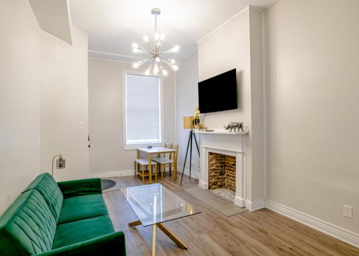Newly Renovated Downtown Apartment in the Historic District, Quiet Street!