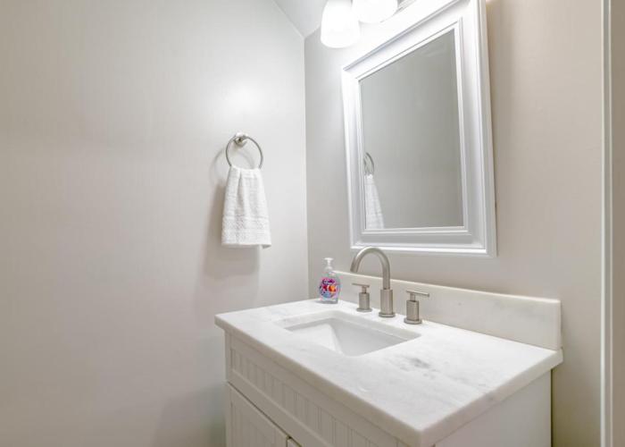 Newly Renovated Downtown Apartment in the Historic District, Quiet Street!