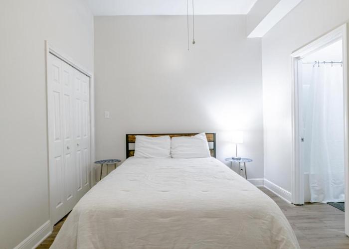 Newly Renovated Downtown Apartment in the Historic District, Quiet Street!