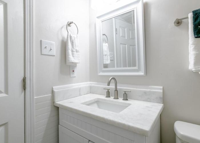 Newly Renovated Downtown Apartment in the Historic District, Quiet Street!